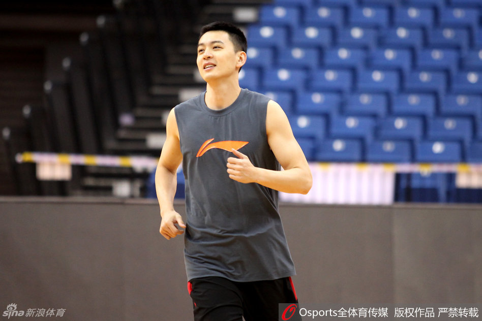 赵继伟在场上鬼魅般地送出妙传后,面对队友吐舌卖萌,仿佛在说:“这球传得漂亮吧,我的助攻可比你的投篮准多了!”