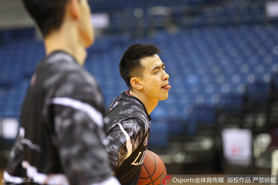 郭艾伦运球突破时眼神犀利,像一阵旋风般掠过防守球员,灵动的身姿让对手难以捕捉。