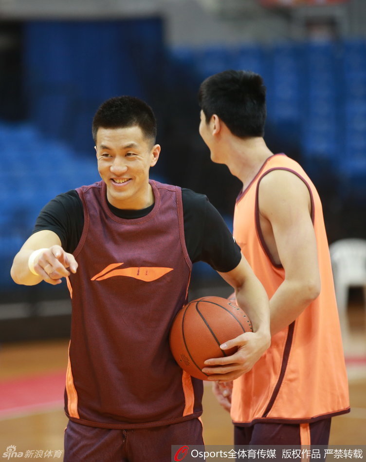 哈德森在一次三分出手后目送篮球轨迹,这球遗憾偏出,他自己也显得有些无奈。