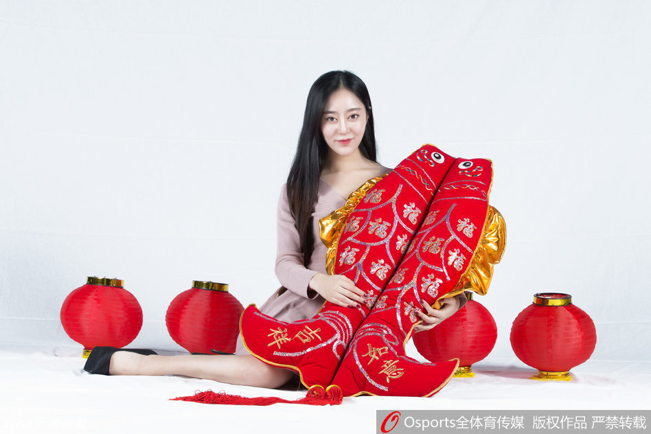 暖阳轻洒，啦啦队女孩侧身回眸，香肩微露，笑容中满是新春的喜悦与娇俏