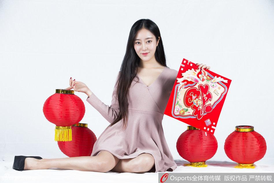 动感节拍中，队员扎起清爽马尾，眼神坚定而明亮，将力与美融合得恰到好处