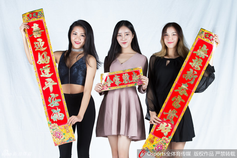 身着亮色表演服的队员双手叉腰，身姿挺拔，自信的气场与身后的新春装饰相映生辉