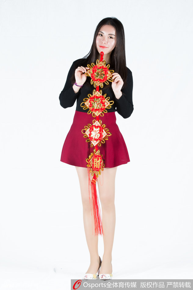 两位队员亲密相依，服饰上的流苏与闪片在镜头下熠熠生辉，姐妹情深自然流露