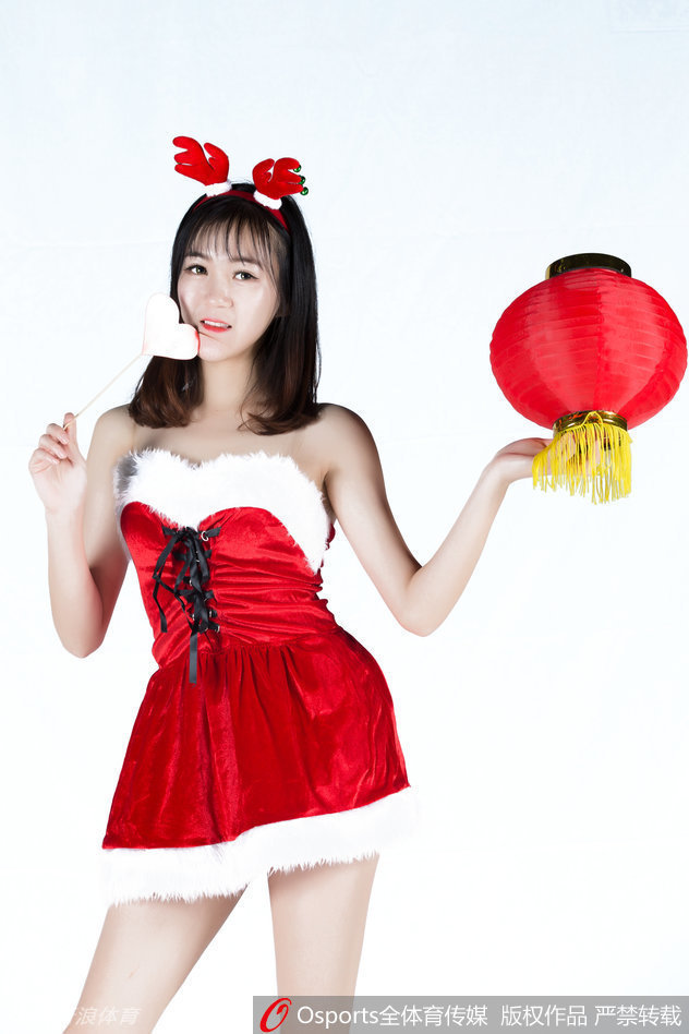 最后一张合影中，女孩们排列错落有致，或甜美浅笑或酷飒撩发，定格下这支青春团队的最美瞬间