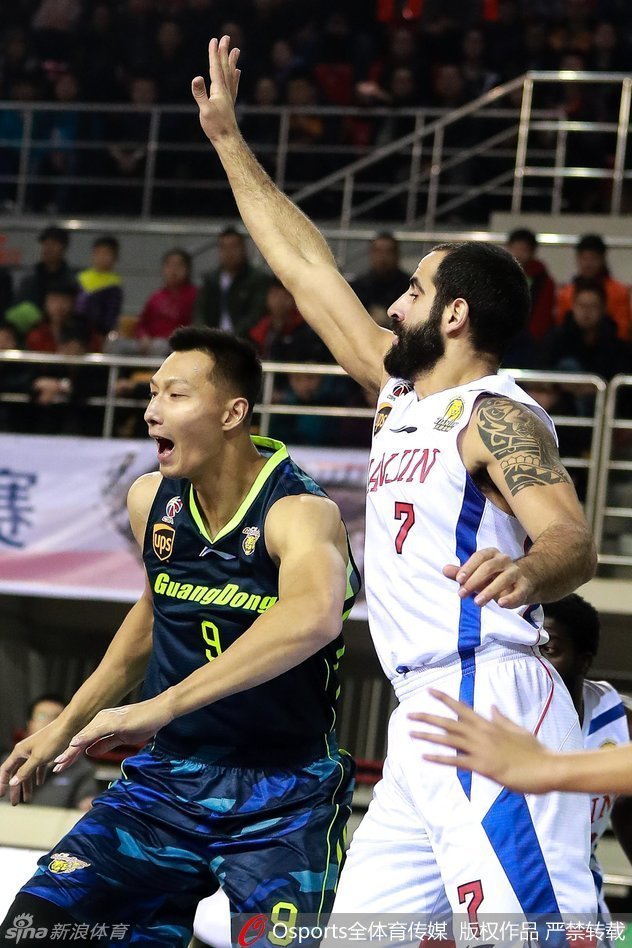布泽尔在防守端送出钉板大帽,宝刀不老捍卫广东禁区尊严