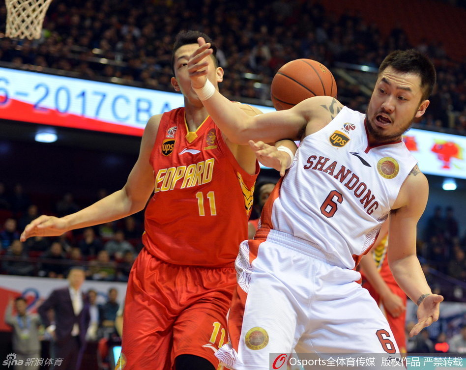 康宁汉姆无视防守飞身而起，在空中滑翔后完成一记技惊四座的单手劈扣。