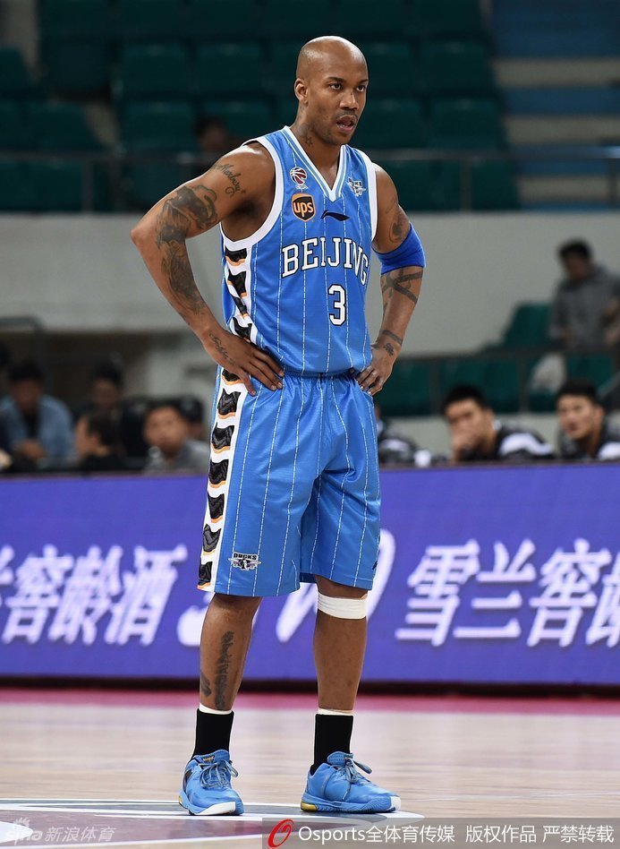 李学林像灵巧的猎犬死死缠住马布里，与队友形成前后夹击的铁壁，空气中弥漫着令人窒息的防守压迫感。