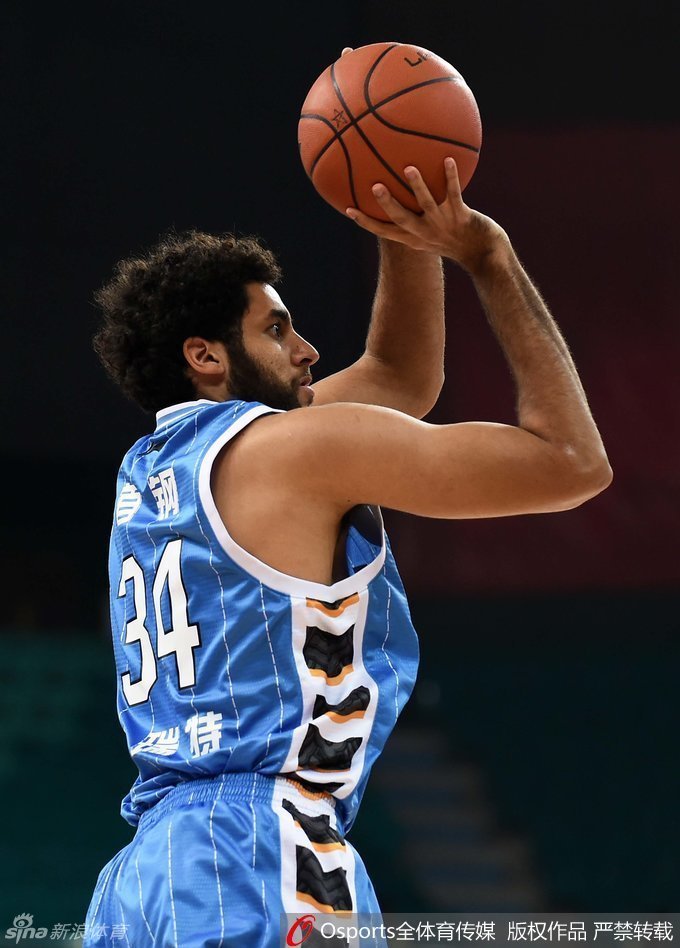 段江鹏张开双臂如同展开的城墙，死死贴住试图突破的肯尼迪，每一次脚步移动都充满了不屈的意志与坚韧。