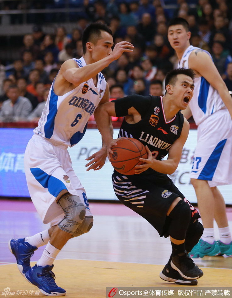 韩德君在篮下完成势大力沉的双手暴扣，他庞大的身躯悬挂在篮筐之上，背后的青岛队防守球员只能无奈仰望，整个球馆都为之震动。