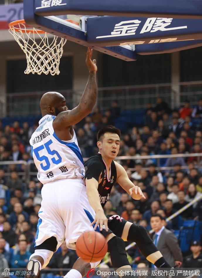 郭艾伦持球面对青岛队的严密盯防，他重心压得很低，篮球在指尖灵动跳跃，眼神余光扫视着队友的跑位，随时准备送出致命一传或自行突破。