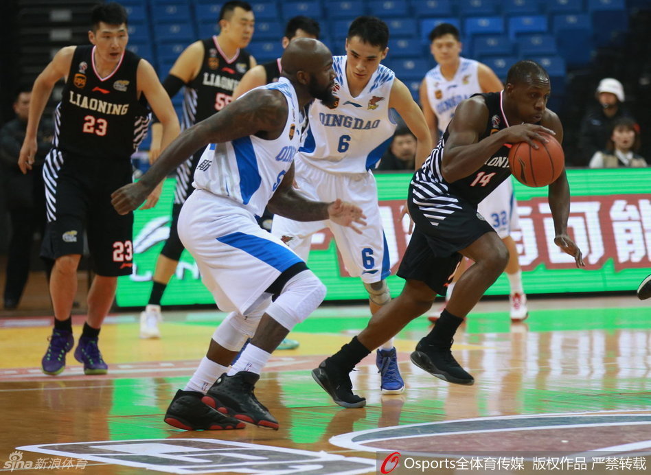 赵继伟在比赛最后时刻全场紧逼，他眼疾手快地将青岛队的传球断下，瞬间扭转了战局，脸上写满了坚毅与专注，为球队锁定胜局。