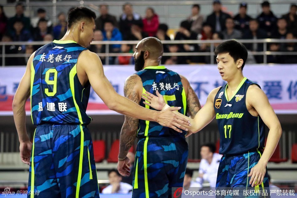 比赛进入白热化,双方球员在禁区内互不相让,肌肉碰撞迸发出激烈的火花