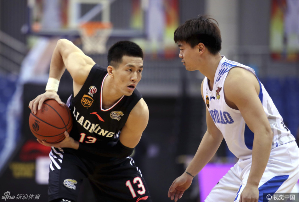 郭艾伦如闪电般持球快攻，白色球衣在风中鼓动，眼神坚毅地掠过青岛队的防守球员，仿佛下一秒就要撕裂对手的防线。