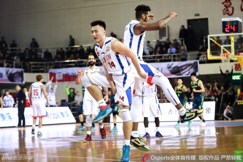 斯隆摸着头顶与队友布置战术,略显疲惫的脸上写满了对胜利的渴望