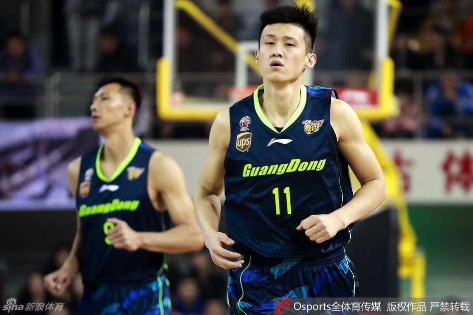 杨金蒙与易建联用力击掌,老将的鼓励让年轻后卫眼中重燃斗志