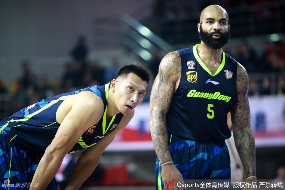 易建联在混战中高高跃起,以一敌众强硬摘下篮板,眼神中透露出必胜的决心