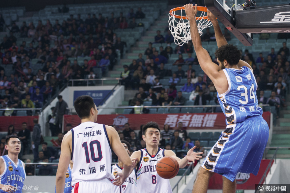 马布里坚毅地盘踞在后场，那双深邃的眼眸如同猎鹰般扫视全场，仿佛在无声地宣告：这里是他的领地，不容任何人侵犯。