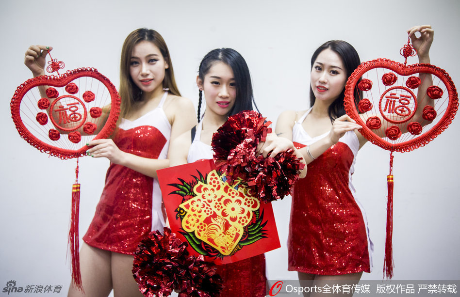 姑娘们围坐在球场边,一袭白裙清新动人,手中展开的红包格外亮眼,她们相视而笑,仿佛正在分享着新年的喜悦与小秘密