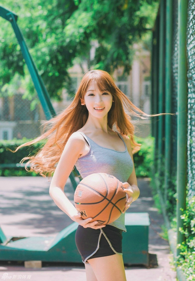 甩动长发瞬间，水珠飞溅，打湿的上衣显露出健康肤色，笑容灿烂，仿佛夏日里最明媚的阳光