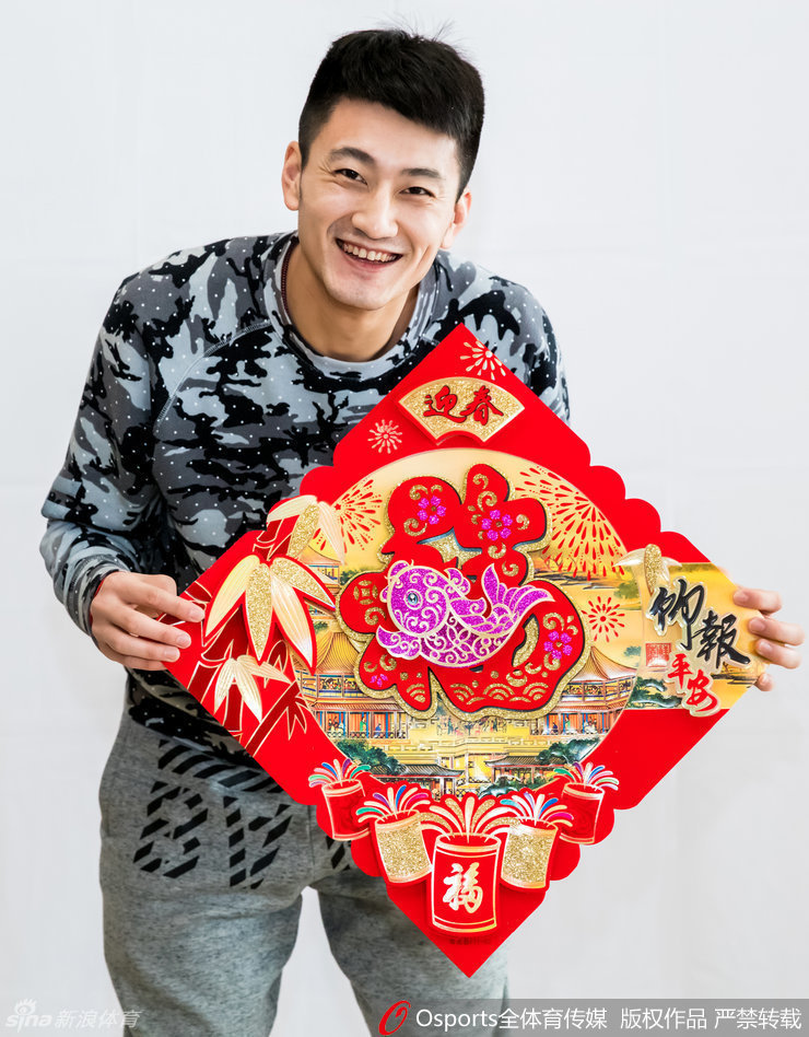 翟晓川与队友们簇拥在镜头前，手中火红的“福”字与灿烂的笑容交相辉映，仿佛把春天的温暖带进了训练馆，每一帧都是对球迷沉甸甸的感激。