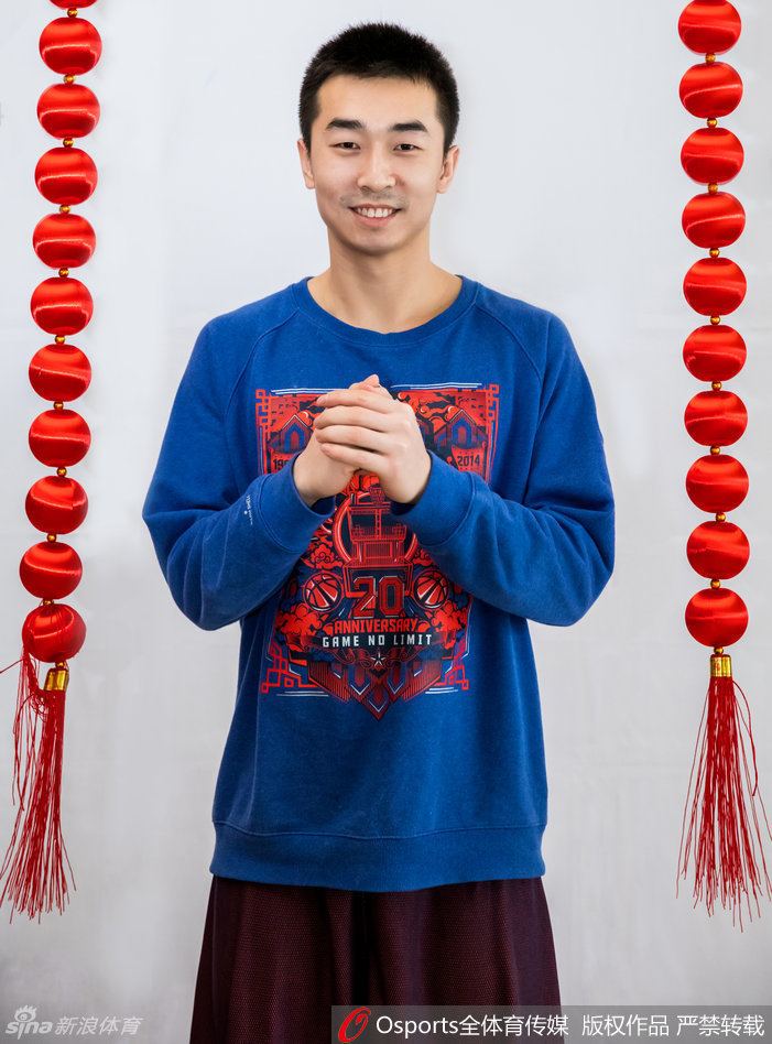 翟晓川单独出镜，手持一个巨大的“福”字，笑容满面地向镜头拜年，背景的红色灯笼渲染出浓浓的节日氛围，仿佛在说：祝大家福气满满！