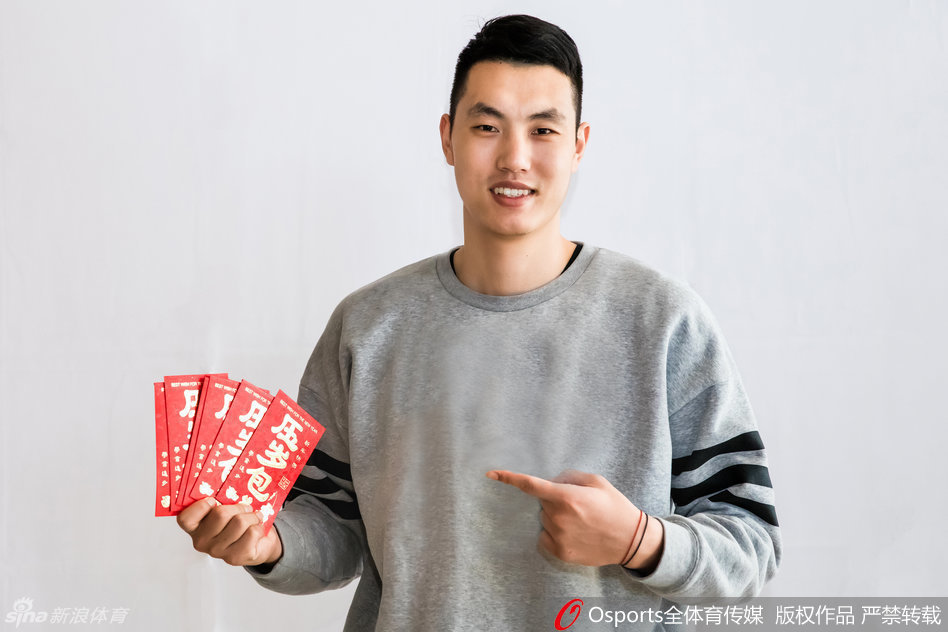 方硕与王骁辉等队友搭档展示春联，墨香似乎透过画面扑鼻而来，上联写着吉祥话，下联透着精气神，横批则是大家心中共同的期盼——阖家欢乐。