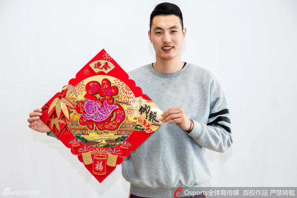 全队大合影时刻，大家挤作一团，笑声不断，有人搞怪地举着红包挡在脸前，有人则伸出大拇指点赞，画面定格了最真实、最欢乐的瞬间。