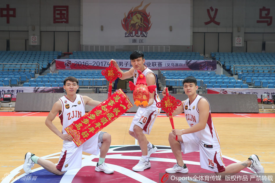 布朗、沃伦与赖俊豪勾肩搭背组成‘三角攻势’，三人同时伸出剪刀手，喜感十足