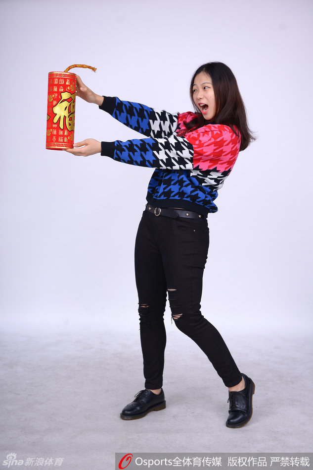 陈丽宇与队友们亲密地靠在一起，手中的福字和对联透出浓浓的年味。她们的眼神清澈而坚定，仿佛在透过镜头向所有支持者传递一个信息：这支年轻的广东女篮，未来可期。