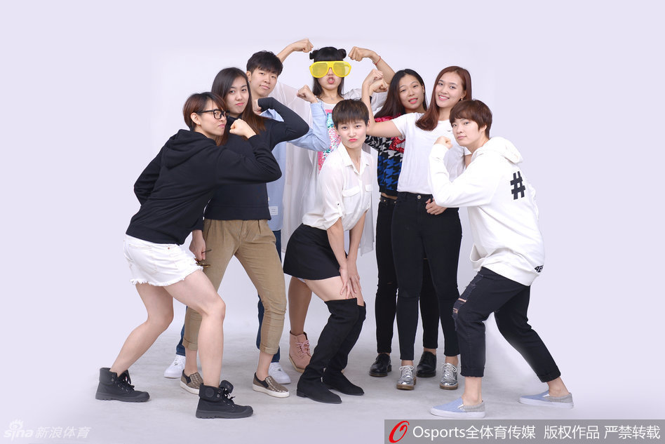 广东女篮全体将士齐聚一堂，手持喜庆的新年装饰，在李月汝和杨力维的带领下，姑娘们笑容灿烂如花，红色的战袍映衬着青春的活力，她们不仅是赛场上的铿锵玫瑰，更是此刻镜头前最靓丽的风景线。