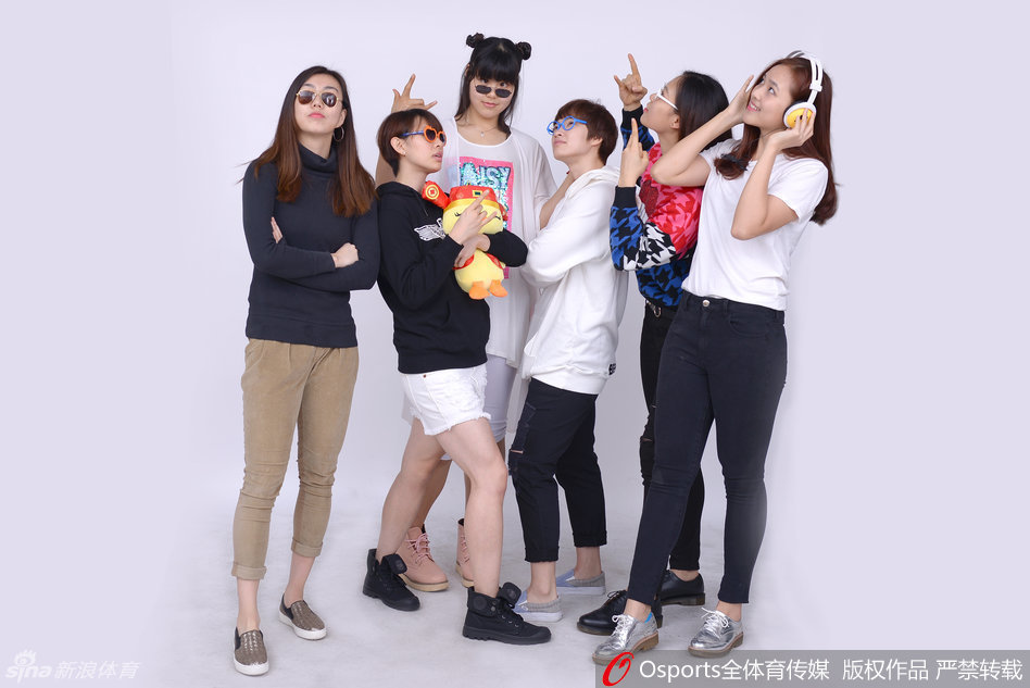 内线支柱李月汝在合影中显得格外引人注目，她高举着象征吉祥的红色中国结，眉眼弯弯笑得像个孩子。这位后来在WNBA赛场驰骋的山西姑娘，彼时正蓄势待发，准备用自己扎实的篮下技术为广东女篮开辟一片新天地。