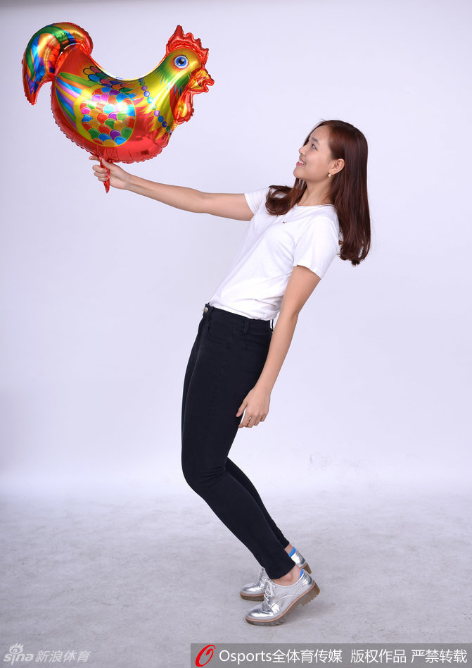 后场双枪沈怡和杨雅惠手持中国结，展现出后卫线特有的灵动与睿智。她们是球队运转的大脑，虽不像中锋那样抢眼，却用一次次精准的传球梳理着球队的进攻节奏，是南粤玫瑰绽放幕后不可或缺的绿叶。