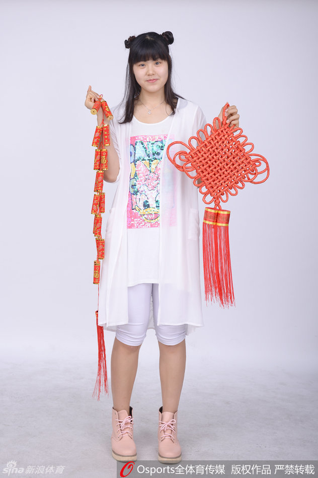 徐子奇和徐子童这对篮坛姐妹花并肩而立，相似的眉眼间满是温情。她们用默契的配合和相互的鼓励诠释着亲情与篮球的双重纽带，在这支冠军之师中书写着属于自己的独特故事。