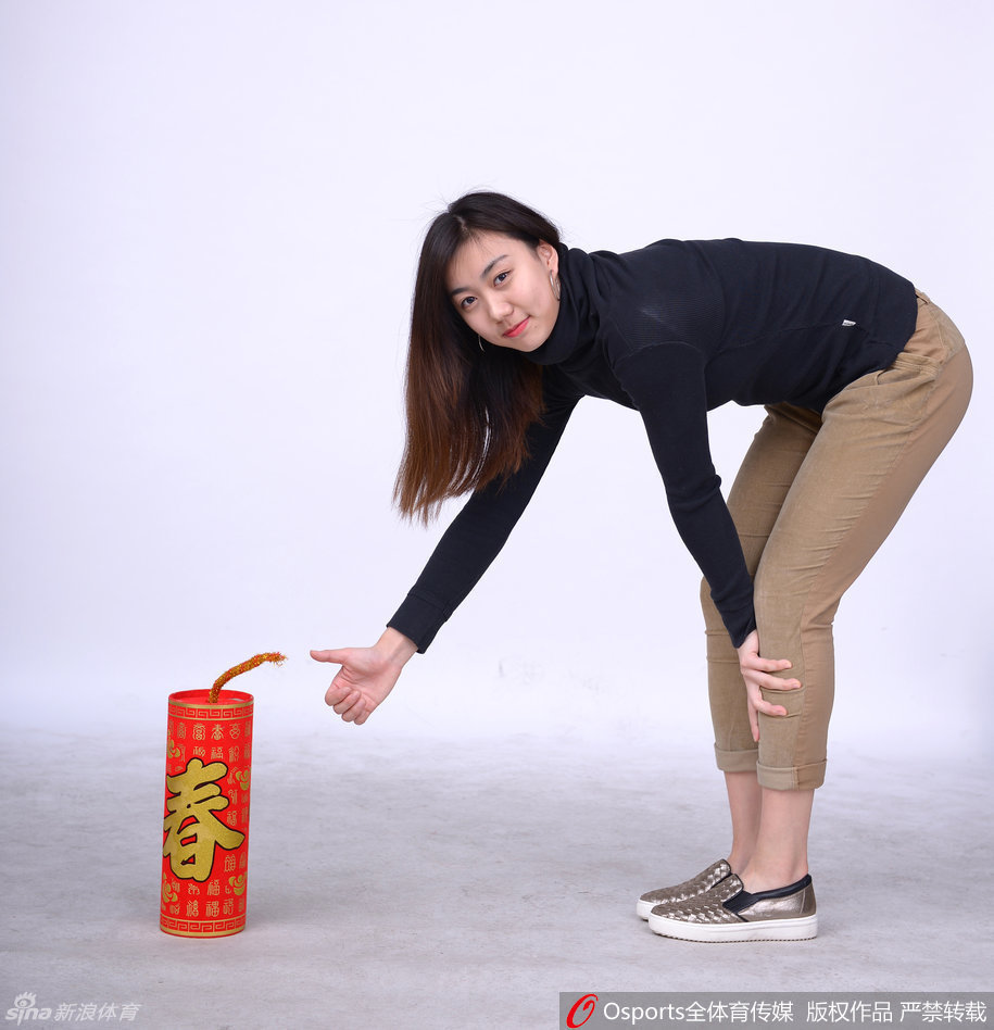 全体队员在镜头前定格下这辞旧迎新的珍贵瞬间。从初出茅庐的新星到功勋卓著的老将，每个人的脸上都洋溢着对未来的憧憬。这张合影不仅记录了2017年的新春，更见证了一支未来霸主在此刻的蓄力与团结。