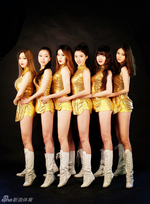 一位辽篮啦啦队宝贝身着鲜艳的红色传统服饰,双手抱拳,眉眼弯弯笑得格外甜美,正以古风古韵的方式向观众行礼拜年