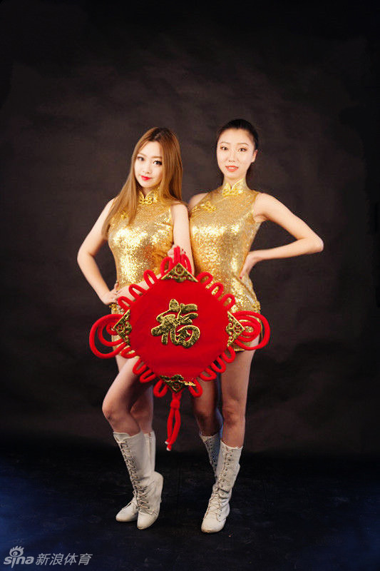 写真中的宝贝身穿改良款中式旗袍裙,裙摆随着她轻轻扭动的身姿微微飘起,手举红灯笼,眼神中流露出娇俏与灵动