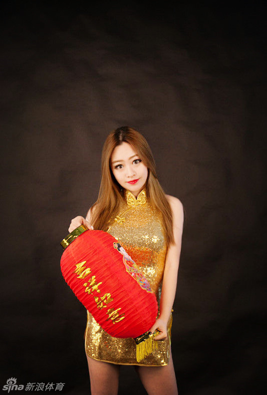 两位宝贝亲密地依偎在一起,一人手拿大红灯笼,一人拿着鞭炮样式的道具,脸上洋溢着的笑容比手中的灯笼还要灿烂温暖