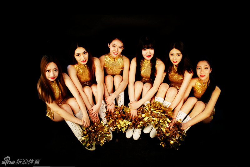 宝贝对着镜头开心地展示自己手中的中国结,身后是仿古的窗棂背景,整体画面充满了节日的喜庆与家庭的温馨感