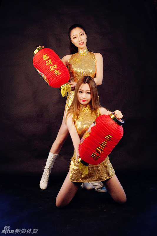 几位宝贝一起对着镜头比出爱心的手势,她们身穿色彩鲜艳的节日盛装,背景是红彤彤的剪纸装饰,将新年的欢乐气氛推向高潮