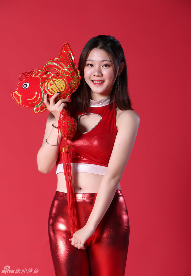 宝贝身着热辣短裙装束，在佳节中舞动青春送上吉祥祝福