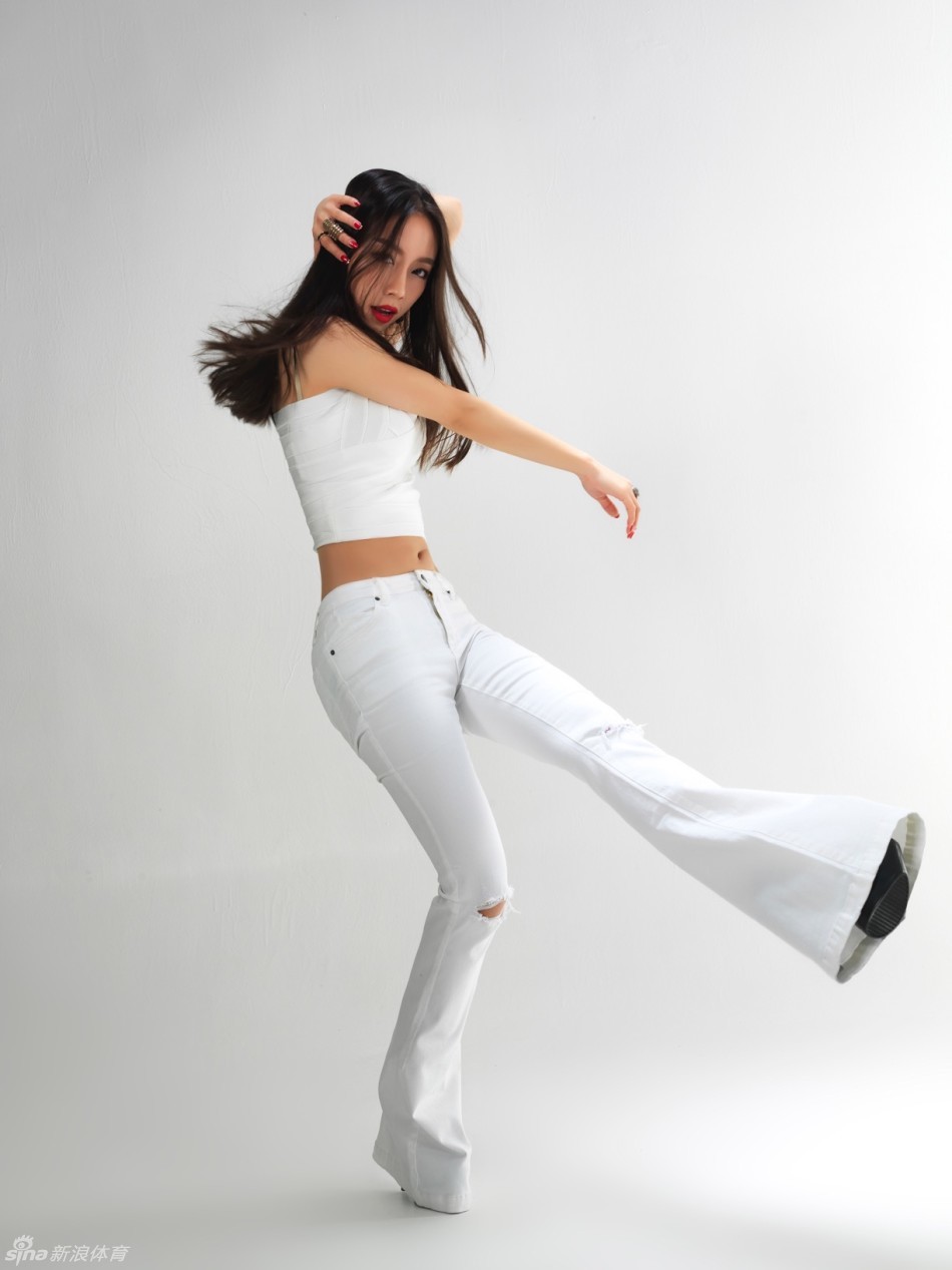 霸气总裁郭佳媛身着干练装束，眼神坚定，展现出赛场之外的领导力与独特气质