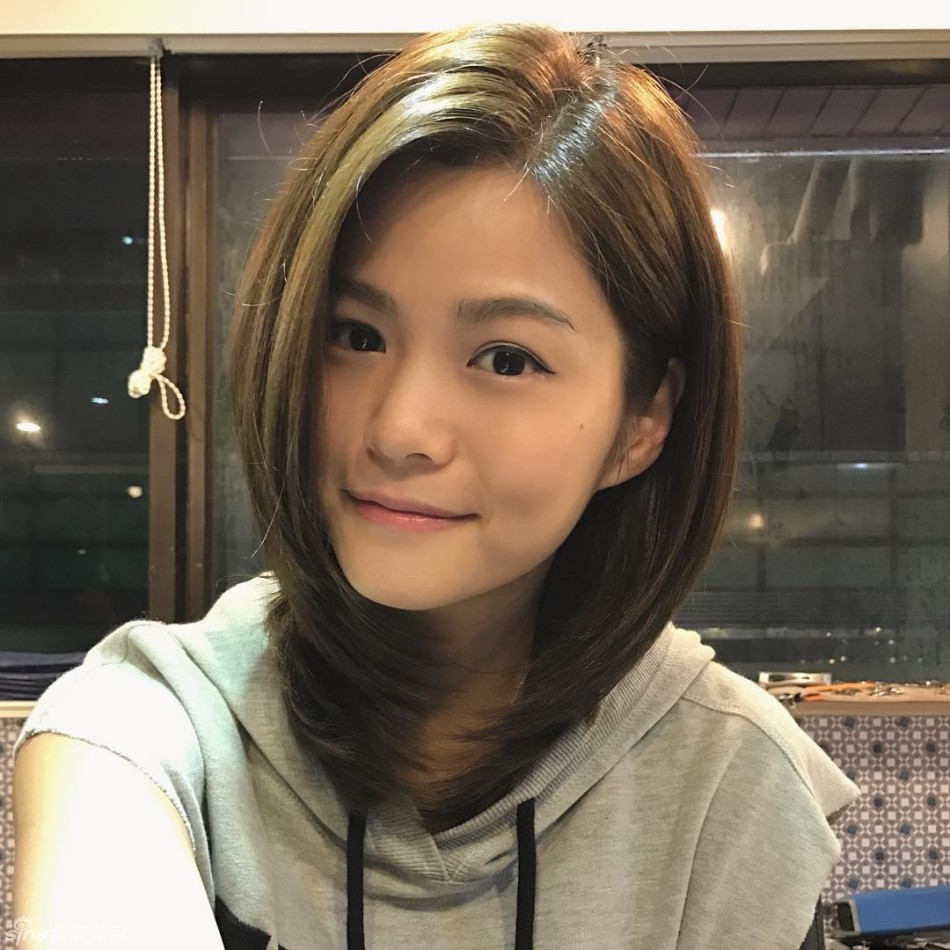 夕阳余晖下，方泳琳抱着篮球坐在场边休息，汗湿的发丝和满足的笑容，定格了她对篮球十年如一日热爱的动人瞬间。