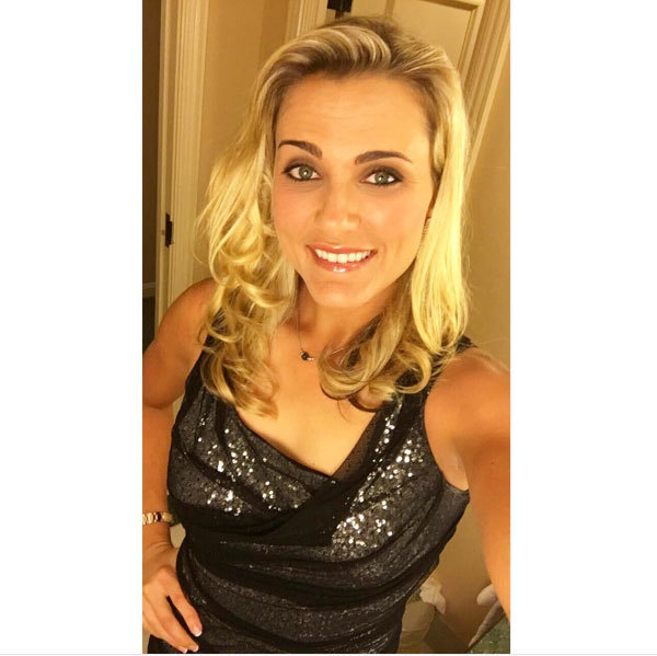 莱克西·汤普森一袭优雅黑色晚礼服惊艳亮相，与球场上的运动装扮截然不同，展现女性运动员的多面风采