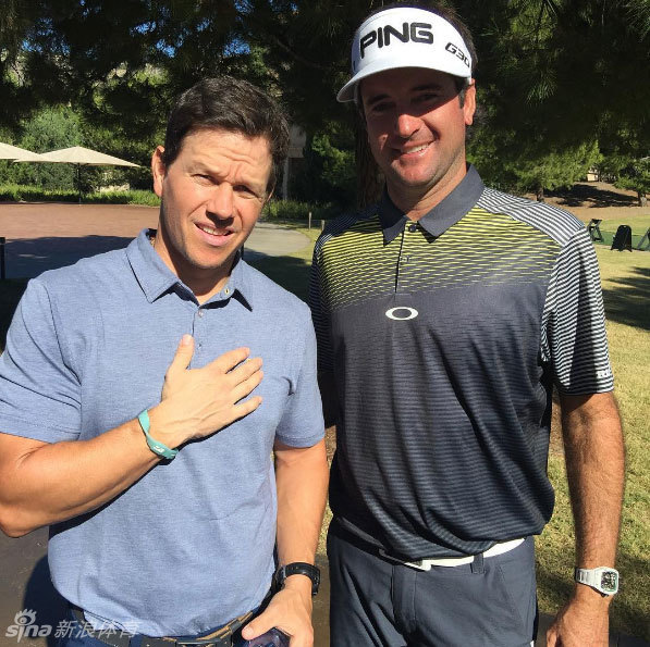 巴巴·沃森与影星马克·沃尔伯格勾肩搭背笑容灿烂，两位不同领域的明星因高尔夫结下友谊