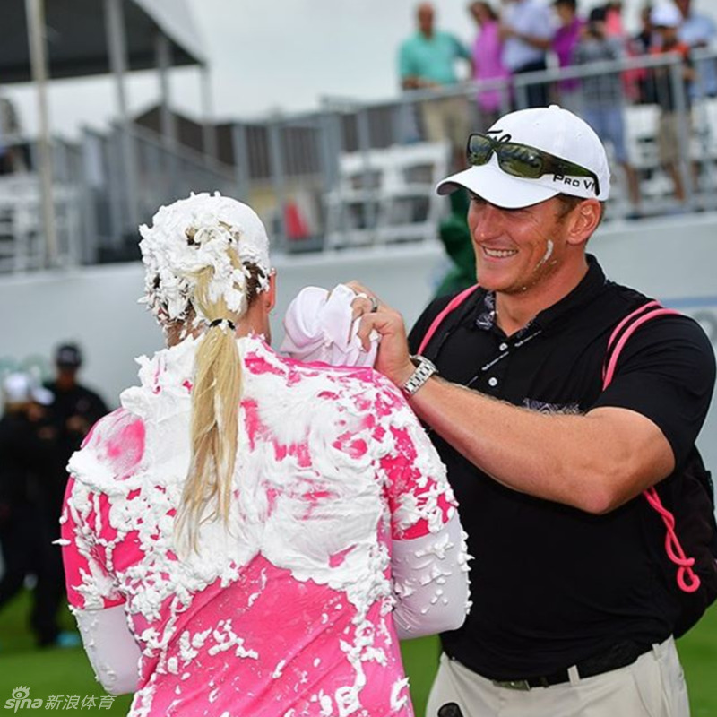 冯珊珊身着喜庆服装在春晚舞台上拱手拜年，笑容灿烂，将体育人的风采与新春的祝福一同传递给全国观众