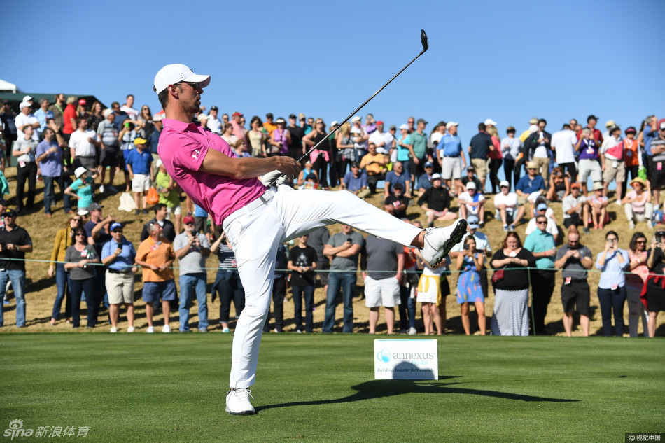 在巨大的开放式练习场上，菲尔普斯正进行赛前热身，他挥杆的姿态认真而投入，远处的山峦与天空构成壮丽的背景