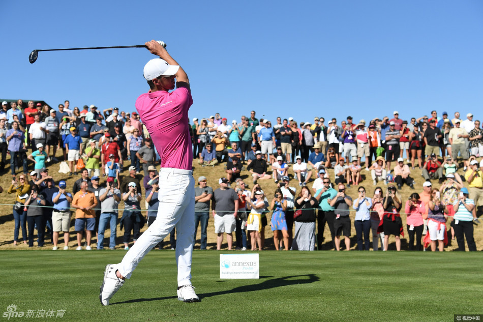 面对镜头，菲尔普斯展现出灿烂的笑容，手中握着推杆，神态轻松自信，仿佛在高尔夫世界中同样找到了属于自己的王国