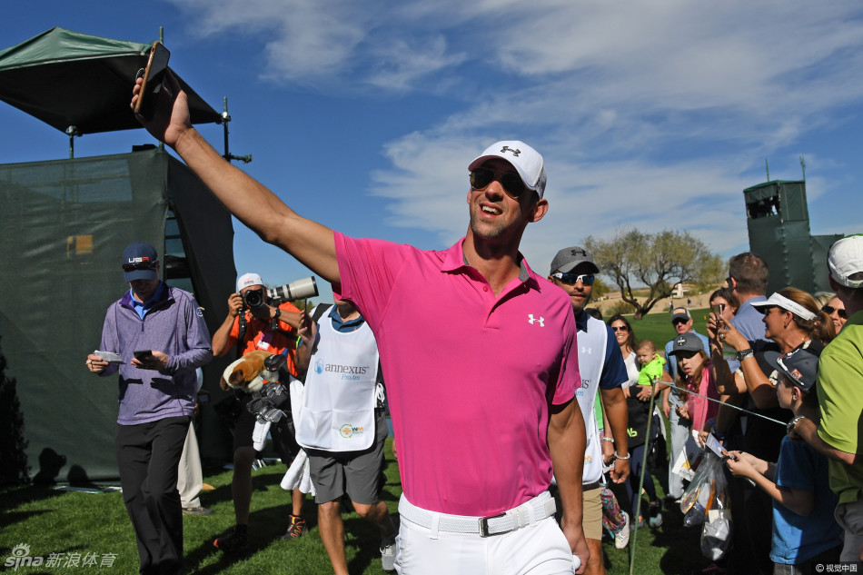 菲尔普斯与乔丹·斯皮思在发球台上并肩而立，两位不同领域的超级巨星同框，微笑着交流，成为体育史上经典的画面