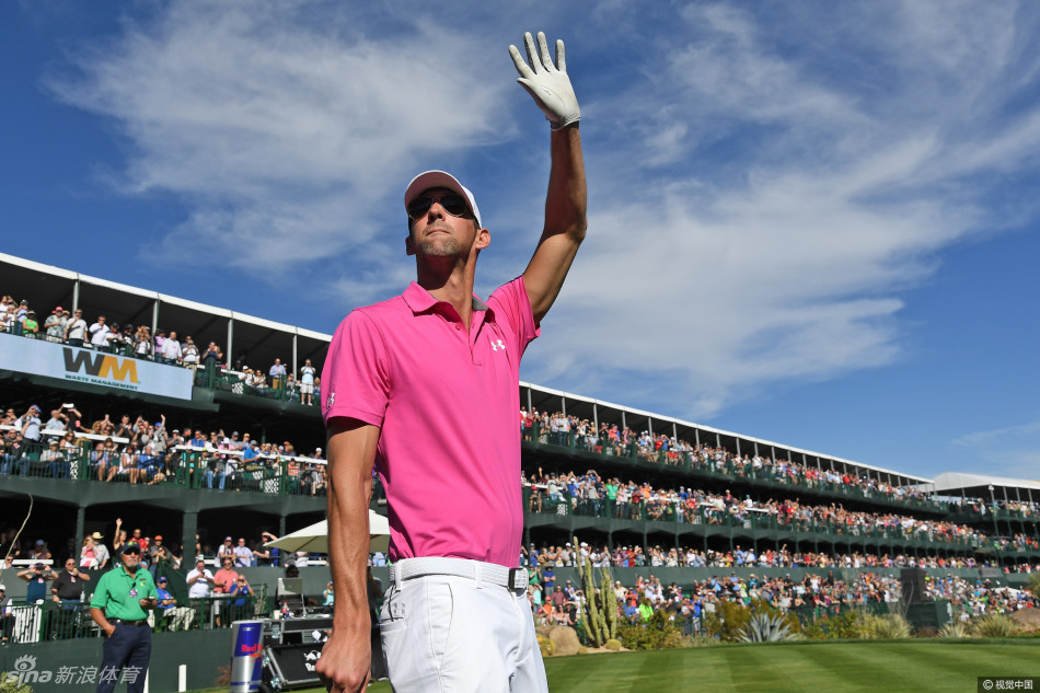 迈克尔·菲尔普斯在万众瞩目的第16洞果岭边，专注地观察推杆线路，眼神中透露着与泳池中相同的求胜欲望