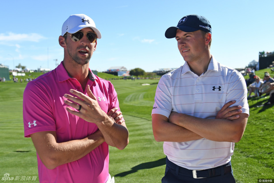 一记标准的一号木开球后，菲尔普斯的身躯完全扭转，动作流畅而充满力量，目光坚定地追随小球飞行的轨迹